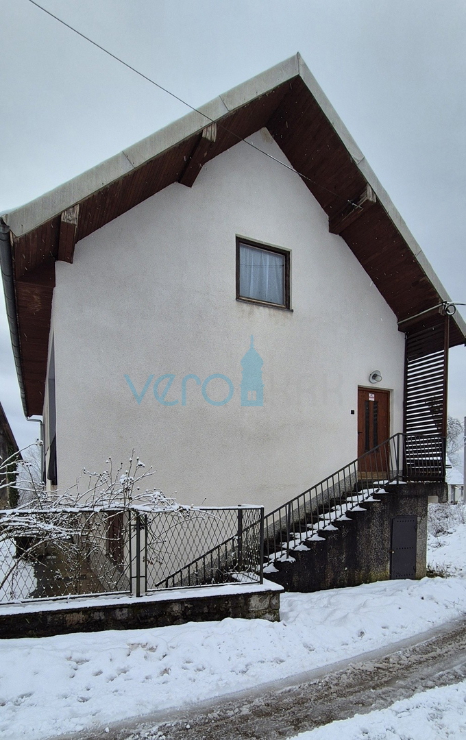 Gorski kotar, Vrbovsko, casa indipendente con 3 appartamenti, giardino, vendita