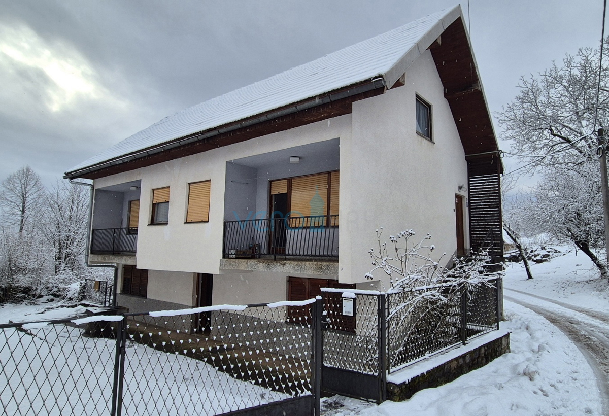 Gorski kotar, Vrbovsko, casa indipendente con 3 appartamenti, giardino, vendita