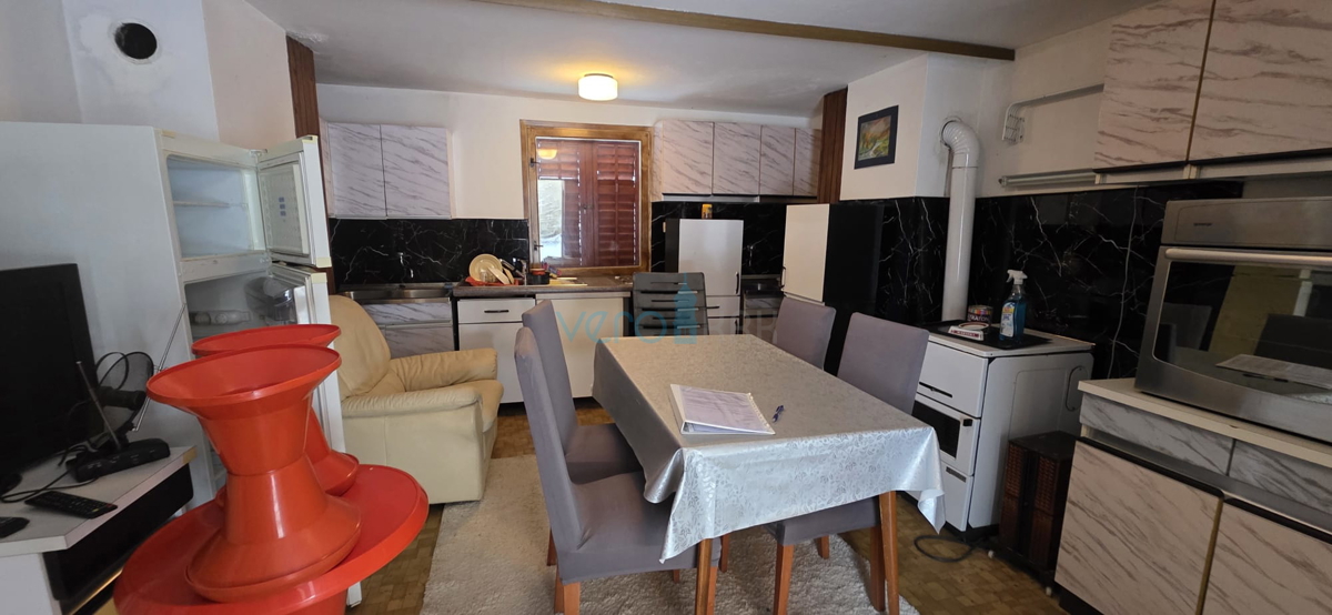 Gorski kotar, Vrbovsko, casa indipendente con 3 appartamenti, giardino, vendita