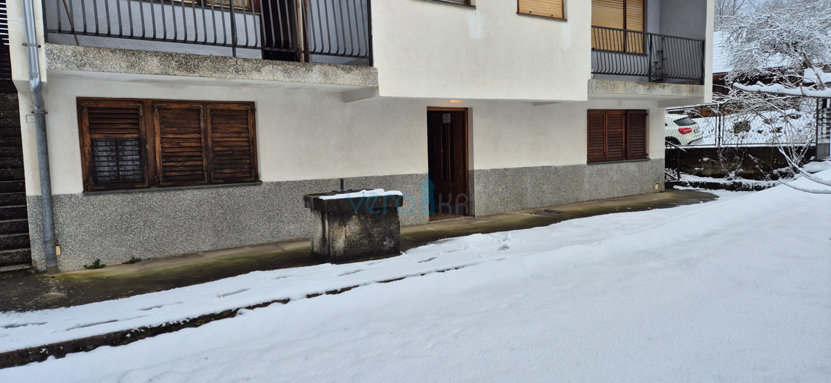 Gorski kotar, Vrbovsko, casa indipendente con 3 appartamenti, giardino, vendita