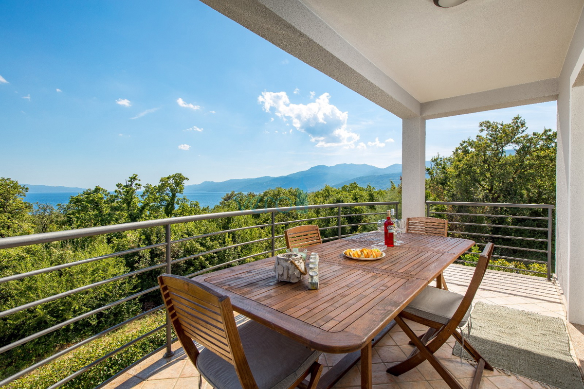 Rijeka, ovest, villa indipendente su terreno di 1500m2, in vendita