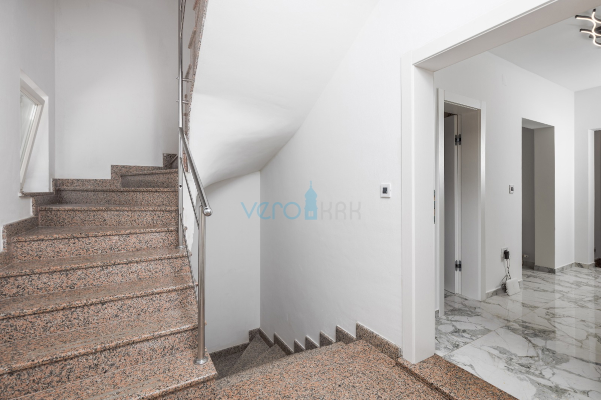 Rijeka, ovest, villa indipendente su terreno di 1500m2, in vendita