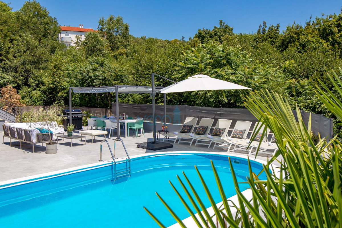 Rijeka, ovest, villa indipendente su terreno di 1500m2, in vendita