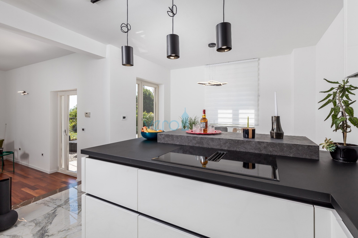 Rijeka, ovest, villa indipendente su terreno di 1500m2, in vendita