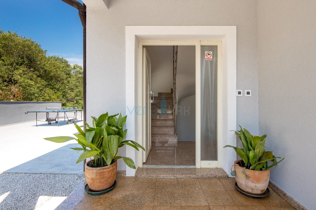 Rijeka, ovest, villa indipendente su terreno di 1500m2, in vendita