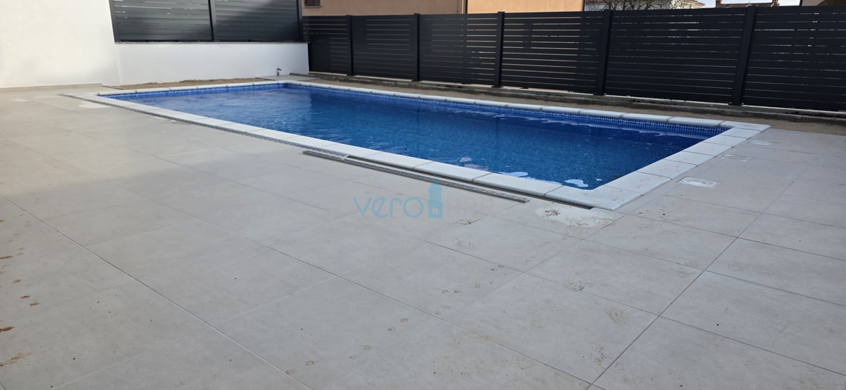 Istra, Novigrad, appartamento di lusso 124 m2, piano terra, nuova costruzione, piscina, vista, giardino, vendita