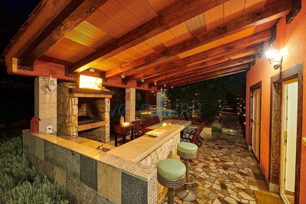 Istra, periferia di Umag, autentica kuća di 160 m2, in ottima posizione con giardino curato, piscina, vendita