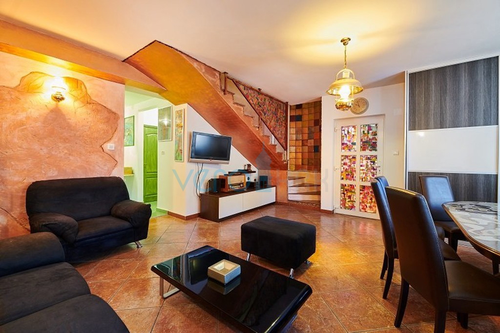 Istra, periferia di Umag, autentica kuća di 160 m2, in ottima posizione con giardino curato, piscina, vendita