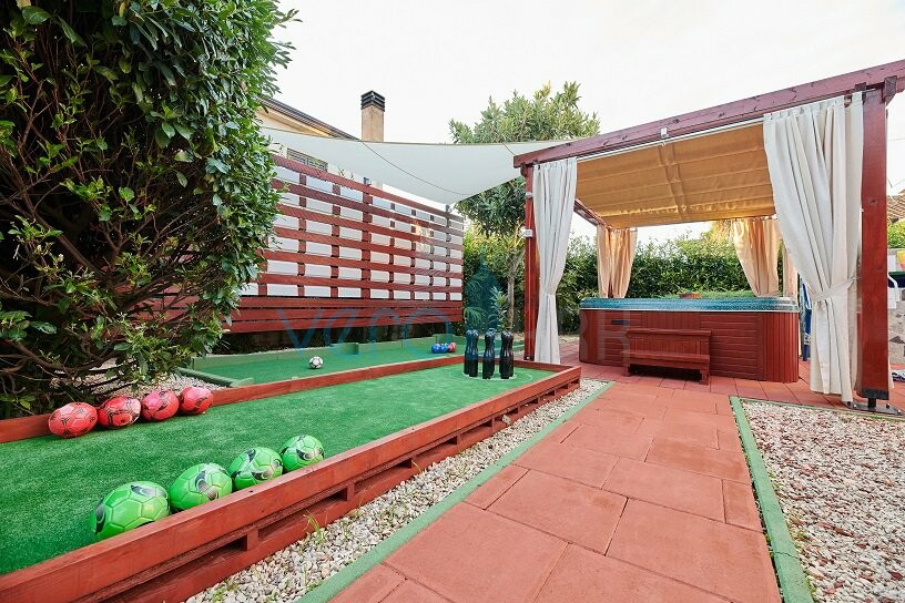 Istra, periferia di Umag, autentica kuća di 160 m2, in ottima posizione con giardino curato, piscina, vendita