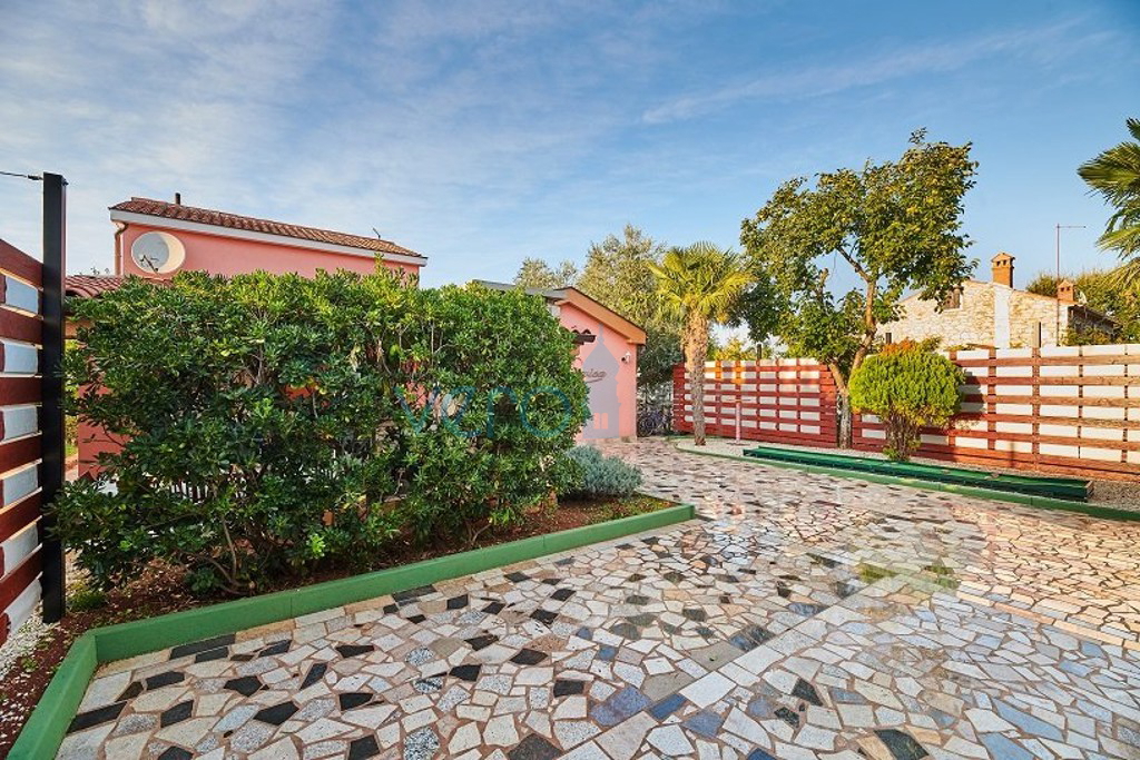 Istra, periferia di Umag, autentica kuća di 160 m2, in ottima posizione con giardino curato, piscina, vendita