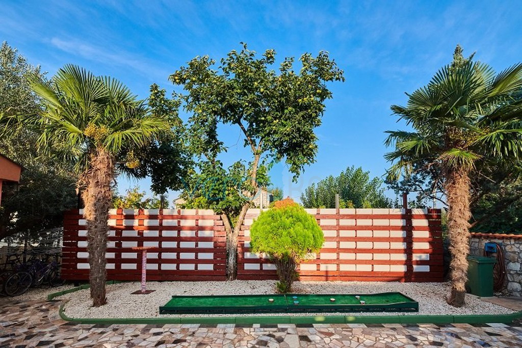 Istra, periferia di Umag, autentica kuća di 160 m2, in ottima posizione con giardino curato, piscina, vendita