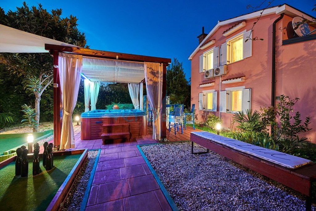 Istra, periferia di Umag, autentica kuća di 160 m2, in ottima posizione con giardino curato, piscina, vendita