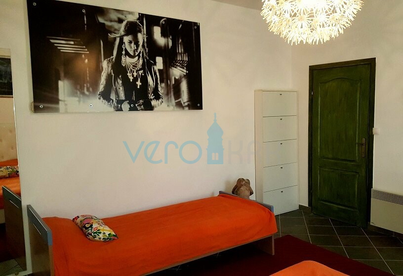 Istra, periferia di Umag, autentica kuća di 160 m2, in ottima posizione con giardino curato, piscina, vendita