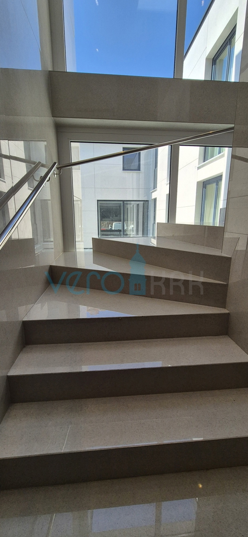 Crikvenica, nuova costruzione, moderno appartamento monolocale di 29 m2 al secondo piano, ascensore, vendita