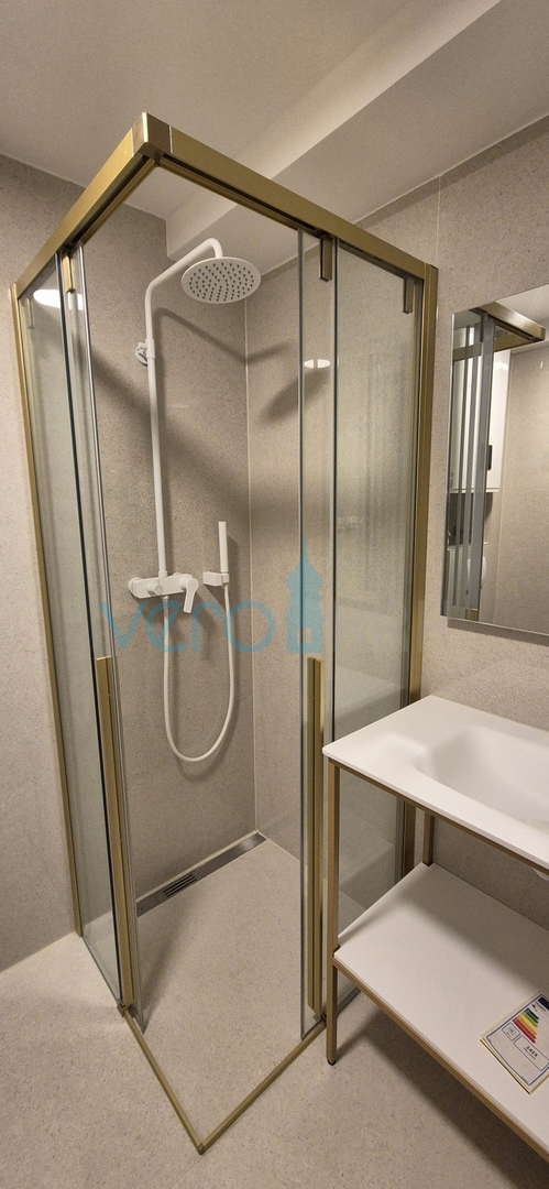 Crikvenica, nuova costruzione, moderno appartamento monolocale di 29 m2 al secondo piano, ascensore, vendita