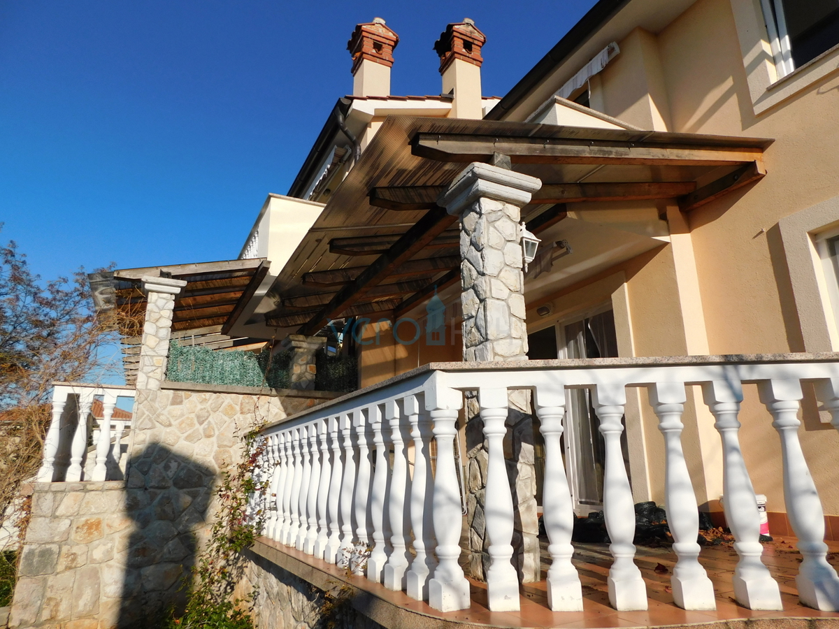Malinska, appartamento duplex con giardino e vista panoramica sul mare