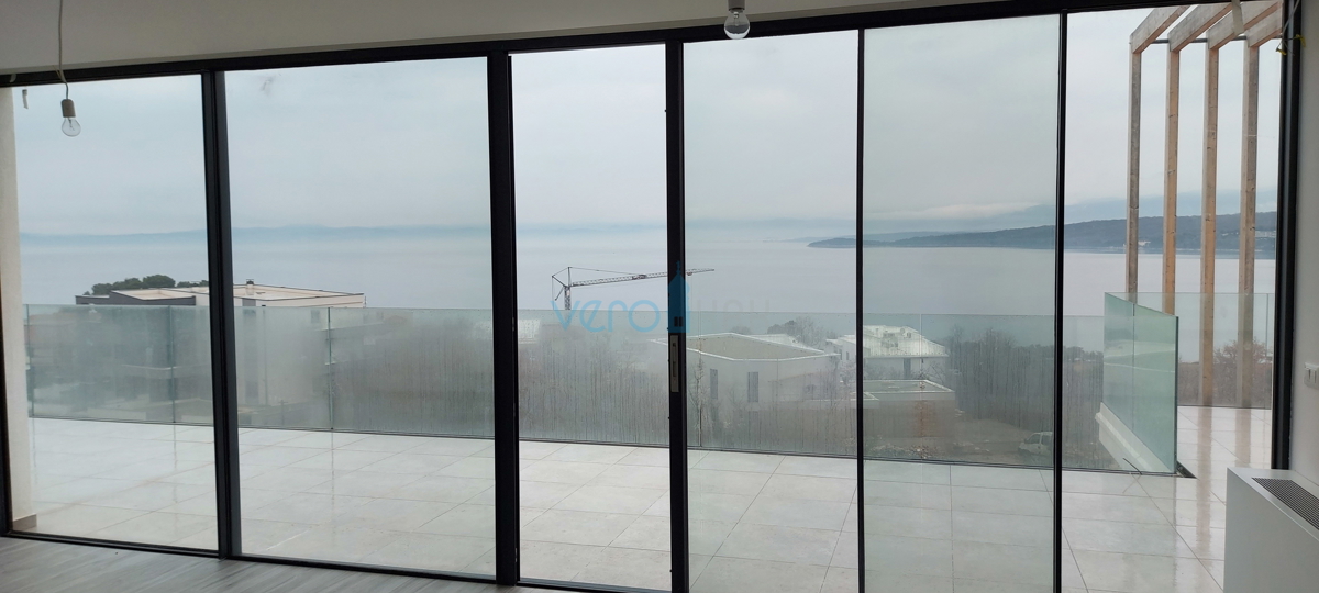 Malinska, periferia, attico di lusso con splendida vista panoramica sul mare