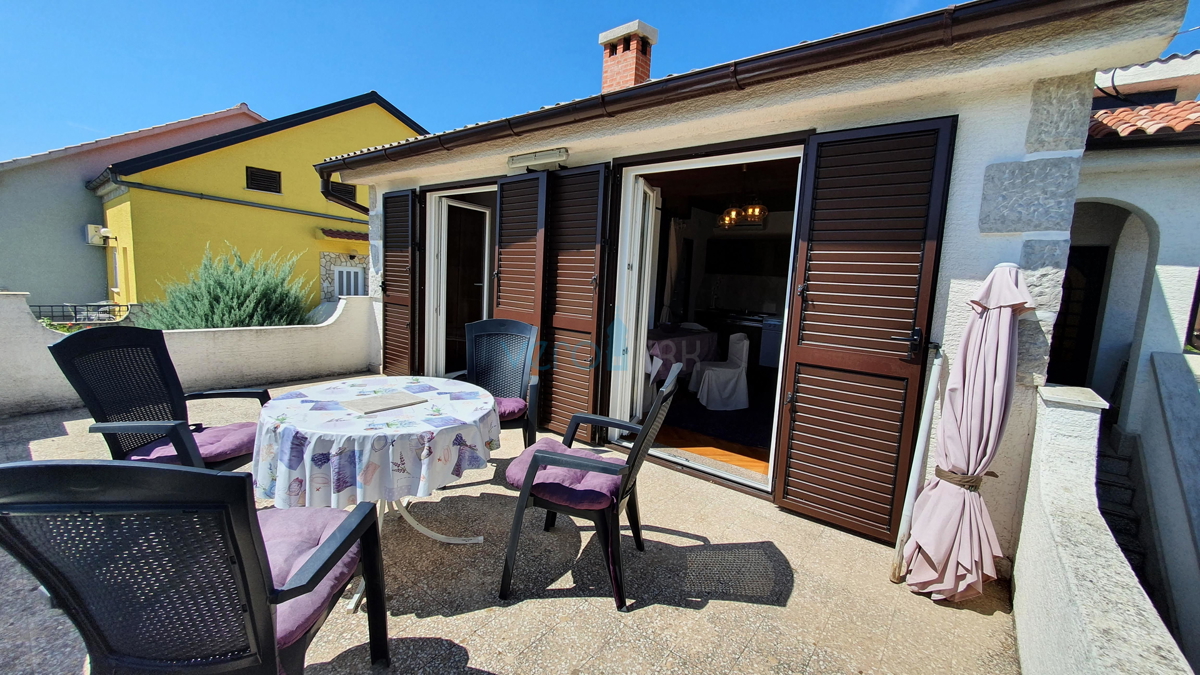 Città di Krk, area circostante, casa indipendente con 5 appartamenti e vista mare