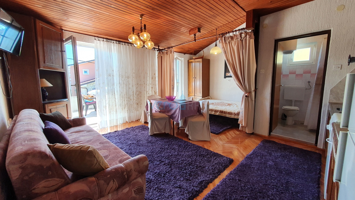 Città di Krk, area circostante, casa indipendente con 5 appartamenti e vista mare