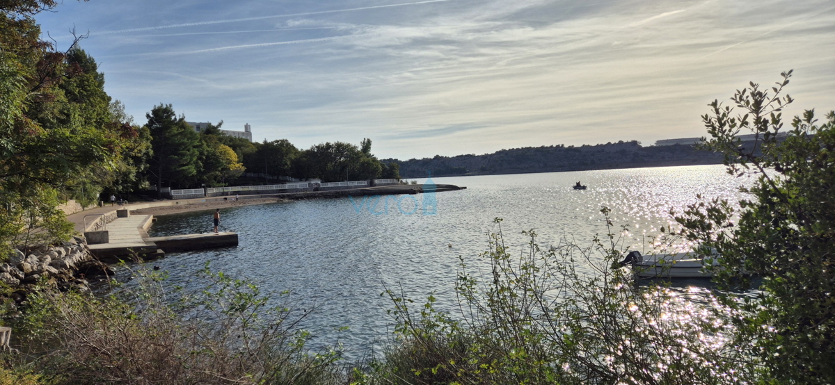 Isola di Krk, Omišalj, Appartamento al primo piano con vista, giardino, 170 m dal mare, in vendita
