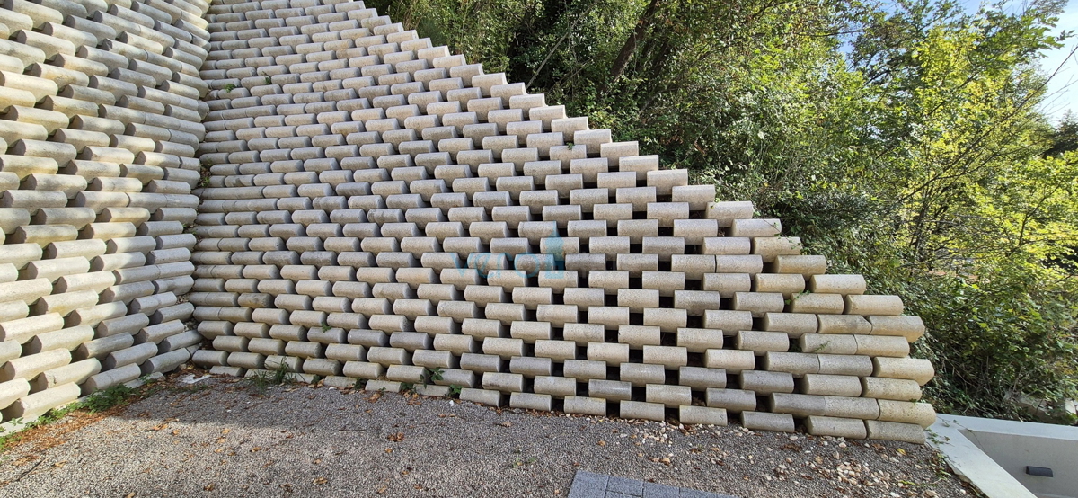 Isola di Krk, Omišalj, Appartamento al primo piano con vista, giardino, 170 m dal mare, in vendita