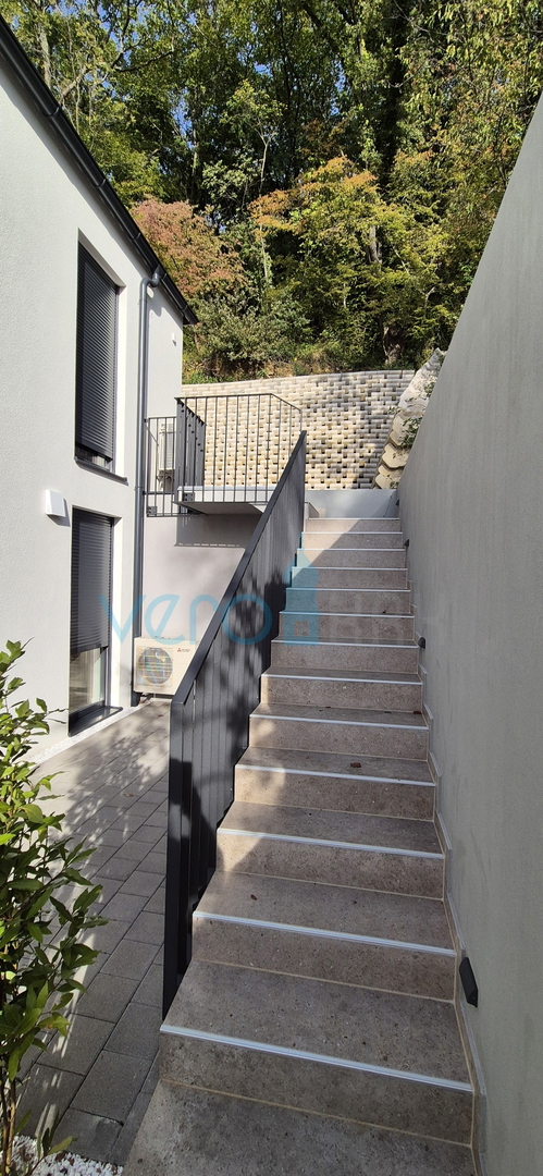 Isola di Krk, Omišalj, Appartamento al primo piano con vista, giardino, 170 m dal mare, in vendita