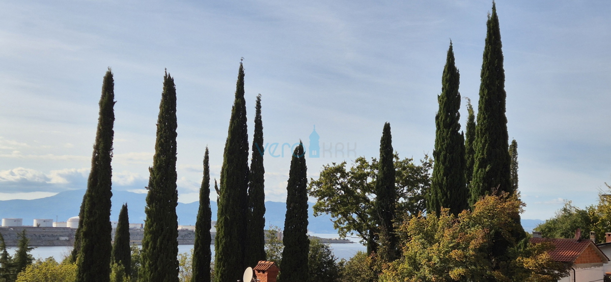 Isola di Krk, Omišalj, Appartamento al primo piano con vista, giardino, 170 m dal mare, in vendita