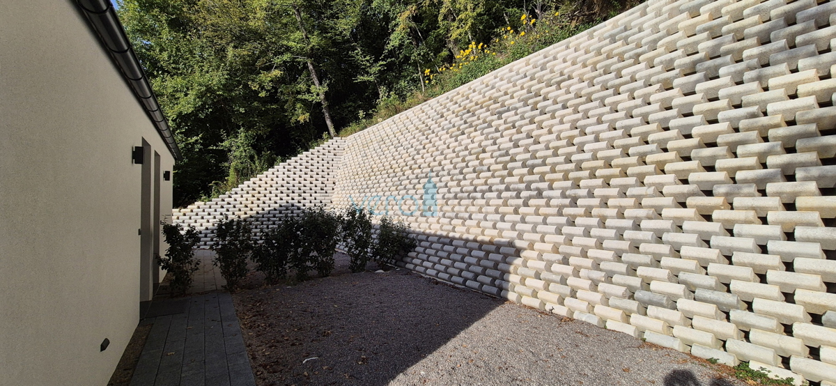 Isola di Krk, Omišalj, Appartamento al primo piano con vista, giardino, 170 m dal mare, in vendita