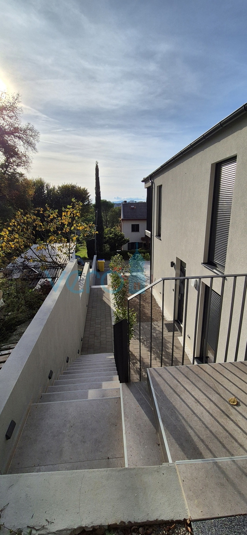 Isola di Krk, Omišalj, Appartamento al primo piano con vista, giardino, 170 m dal mare, in vendita