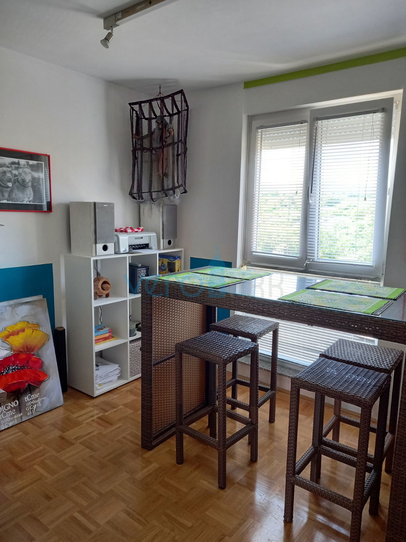 Krk, città, appartamento 84m2 con giardino, vista mare, in vendita