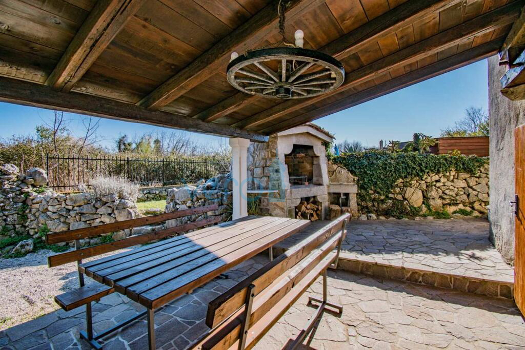 Isola di Krk, dintorni di Vrbnik, rarità sul mercato, tipica casa in pietra con piscina, in vendita