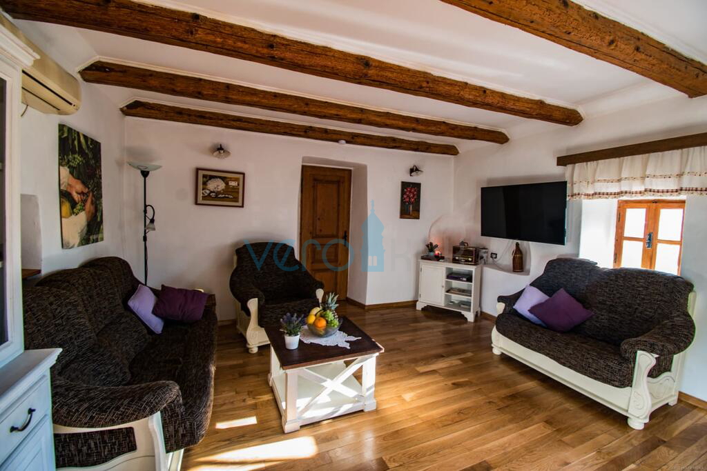 Isola di Krk, dintorni di Vrbnik, rarità sul mercato, tipica casa in pietra con piscina, in vendita