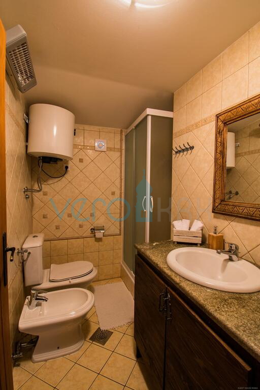 Isola di Krk, dintorni di Vrbnik, rarità sul mercato, tipica casa in pietra con piscina, in vendita