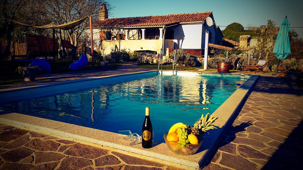 Isola di Krk, dintorni di Vrbnik, rarità sul mercato, tipica casa in pietra con piscina, in vendita