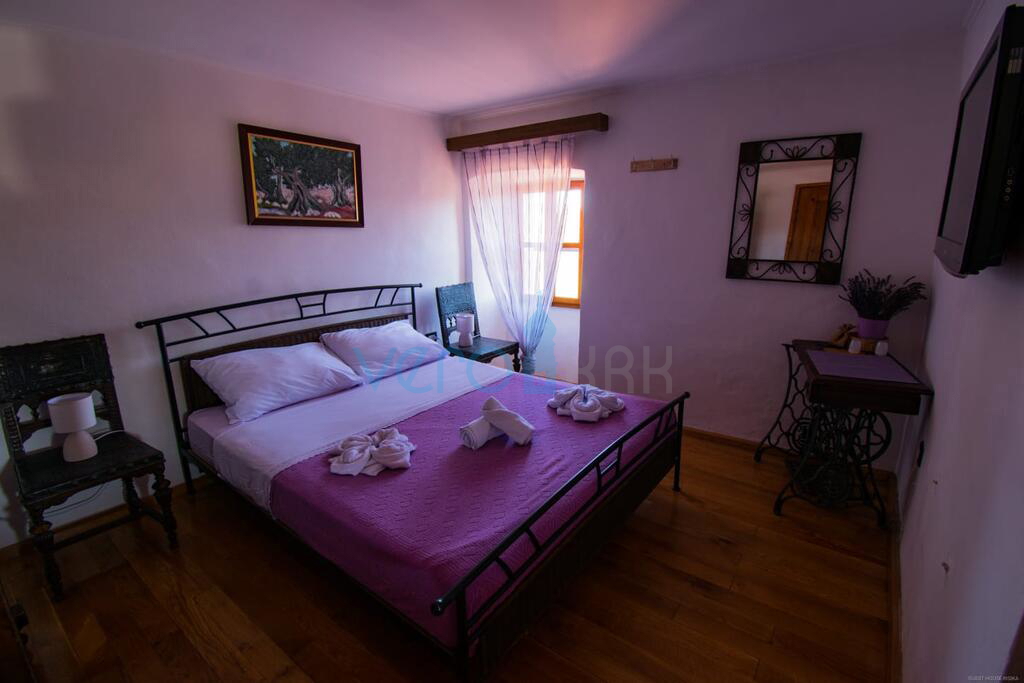 Isola di Krk, dintorni di Vrbnik, rarità sul mercato, tipica casa in pietra con piscina, in vendita