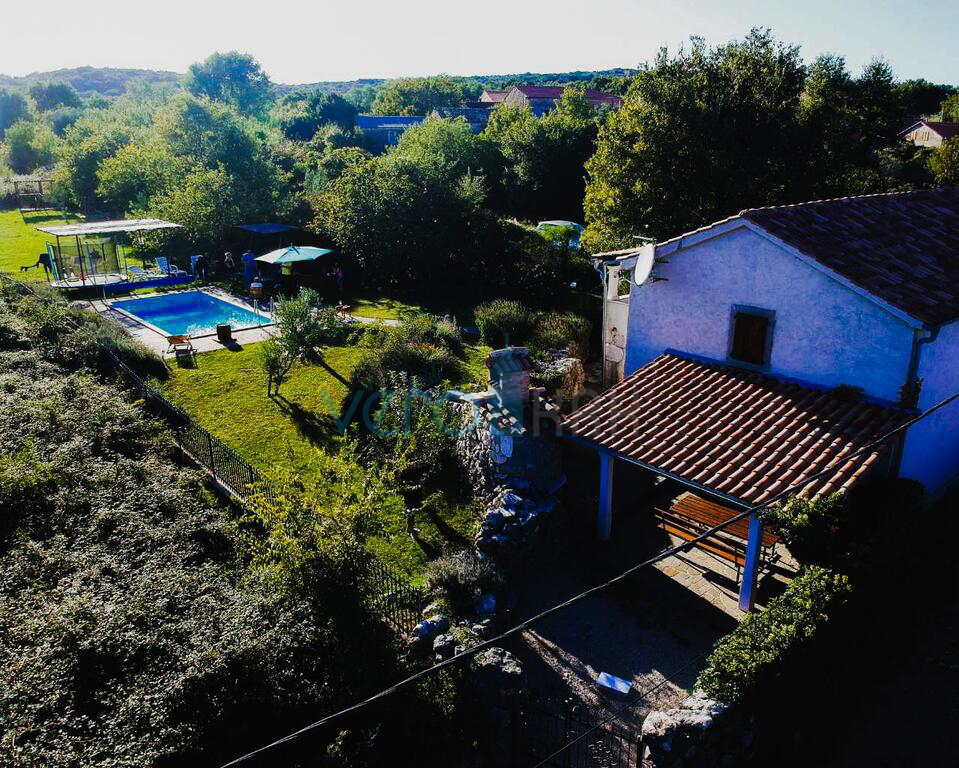 Isola di Krk, dintorni di Vrbnik, rarità sul mercato, tipica casa in pietra con piscina, in vendita
