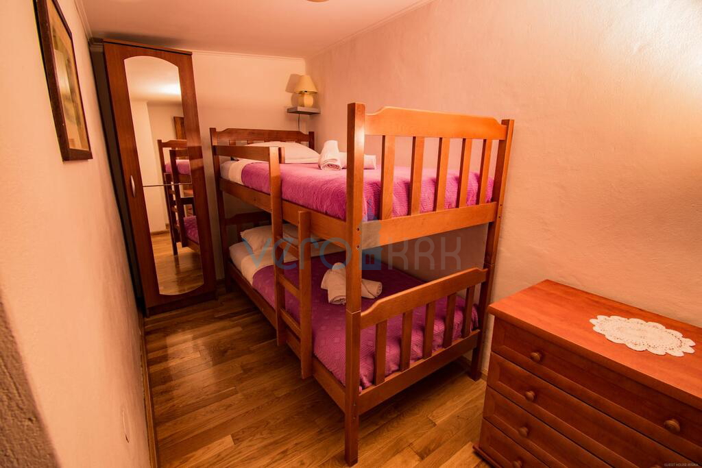 Isola di Krk, dintorni di Vrbnik, rarità sul mercato, tipica casa in pietra con piscina, in vendita