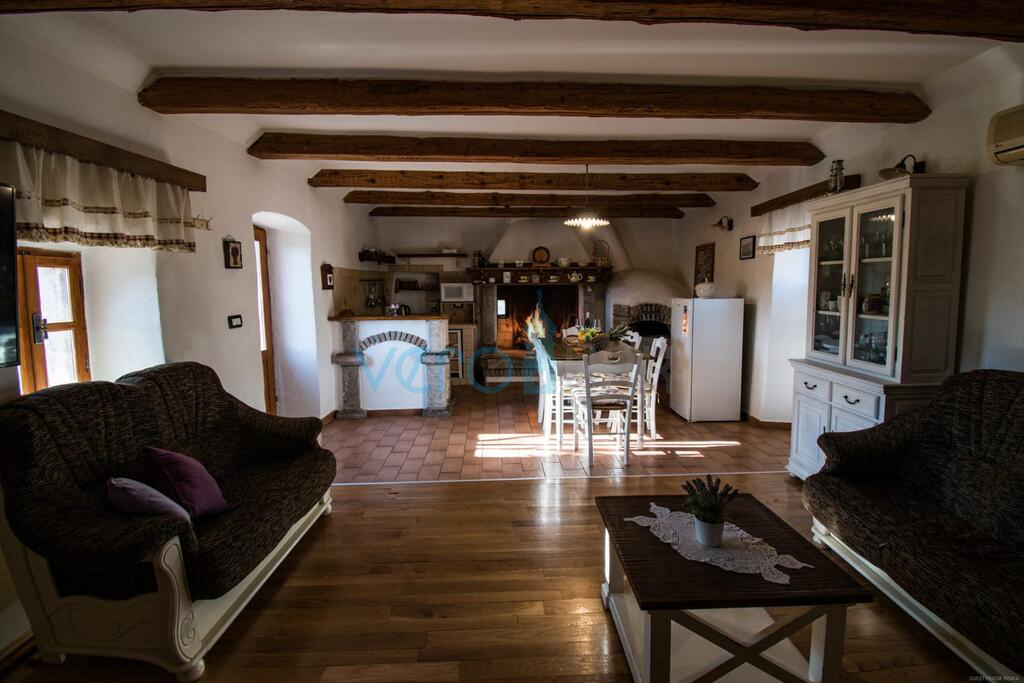 Isola di Krk, dintorni di Vrbnik, rarità sul mercato, tipica casa in pietra con piscina, in vendita