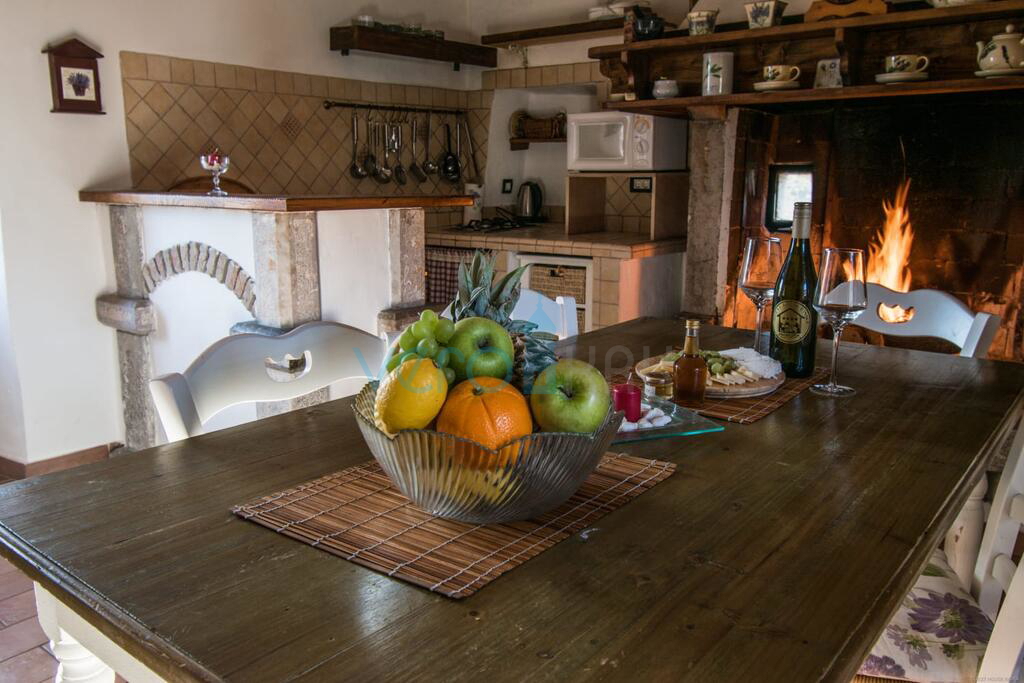 Isola di Krk, dintorni di Vrbnik, rarità sul mercato, tipica casa in pietra con piscina, in vendita