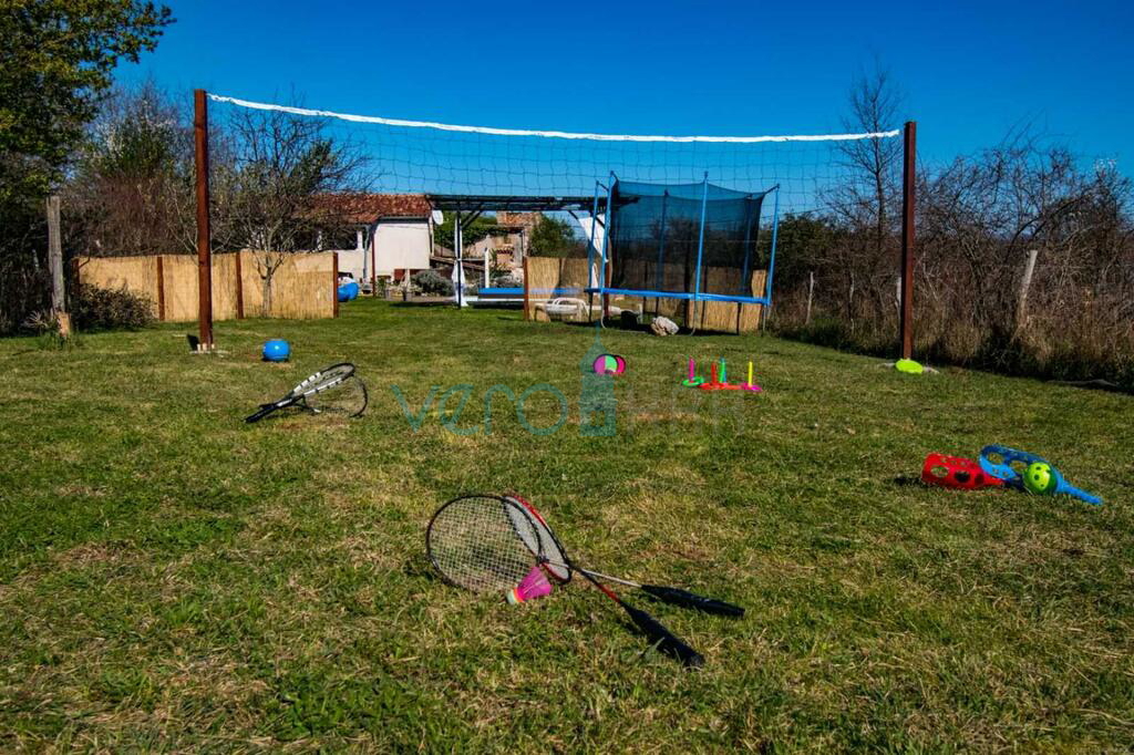 Isola di Krk, dintorni di Vrbnik, rarità sul mercato, tipica casa in pietra con piscina, in vendita