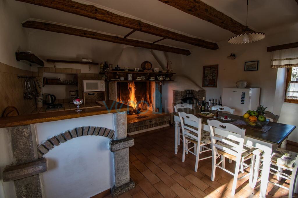 Isola di Krk, dintorni di Vrbnik, rarità sul mercato, tipica casa in pietra con piscina, in vendita
