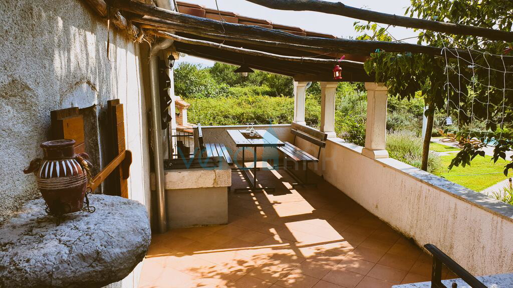 Isola di Krk, dintorni di Vrbnik, rarità sul mercato, tipica casa in pietra con piscina, in vendita