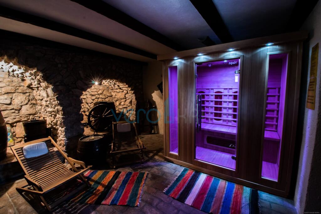 Isola di Krk, dintorni di Vrbnik, rarità sul mercato, tipica casa in pietra con piscina, in vendita