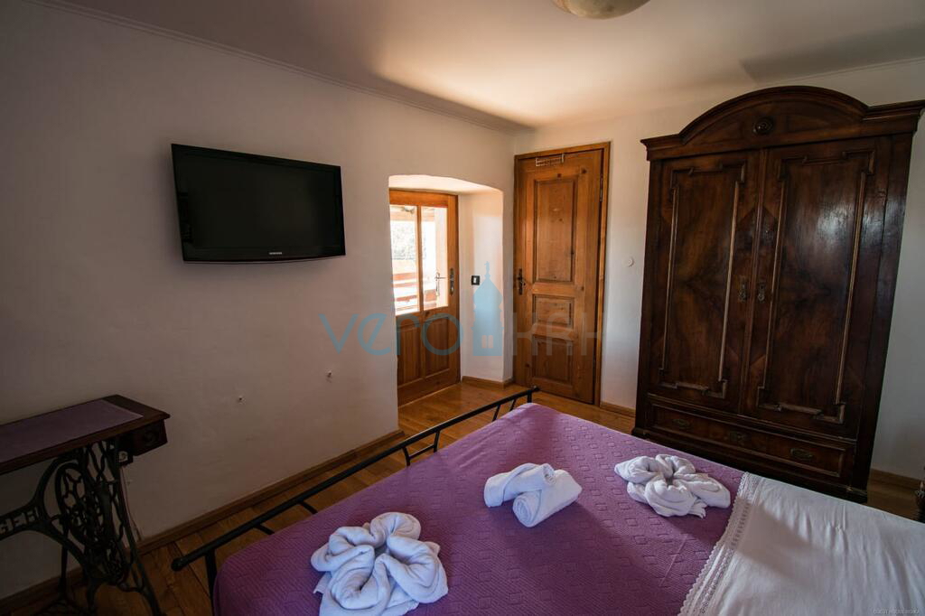 Isola di Krk, dintorni di Vrbnik, rarità sul mercato, tipica casa in pietra con piscina, in vendita