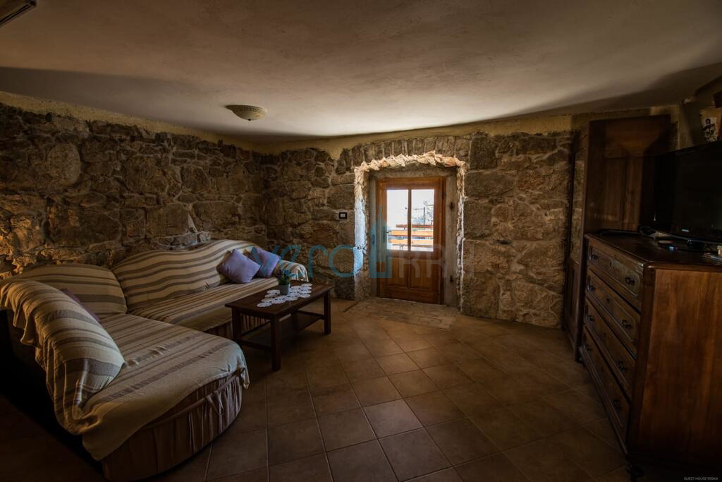 Isola di Krk, dintorni di Vrbnik, rarità sul mercato, tipica casa in pietra con piscina, in vendita