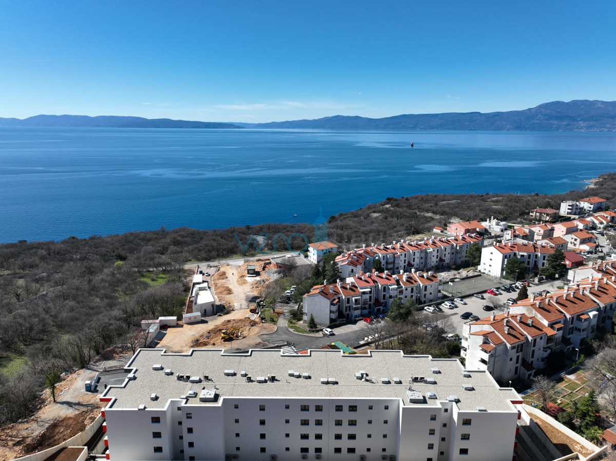 Kostrena, zona Rijeka, confortevole trilocale, vicino al mare, piano terra, in vendita