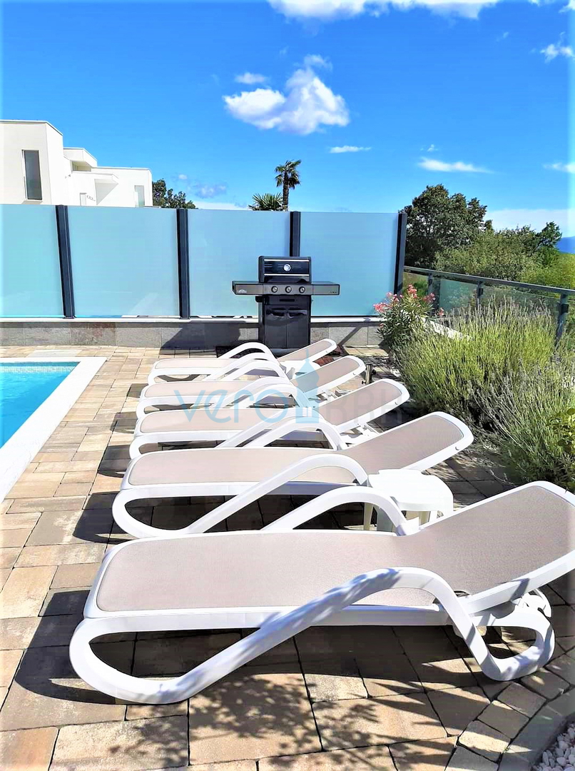 Crikvenica, entroterra - villa urbana con piscina, vendita