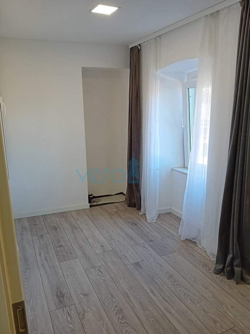 Omisalj, isola di Krk, centro storico, casa in pietra a schiera con giardino, vendita