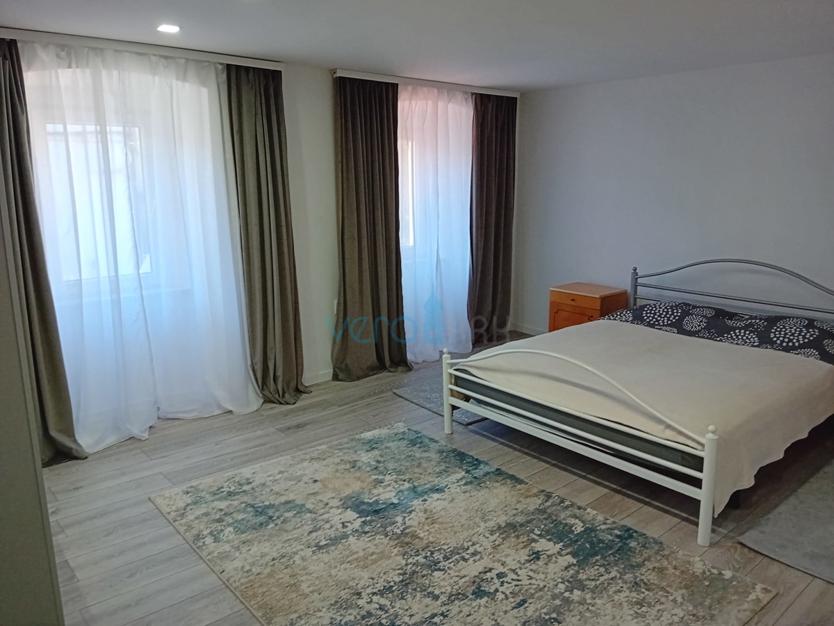 Omisalj, isola di Krk, centro storico, casa in pietra a schiera con giardino, vendita