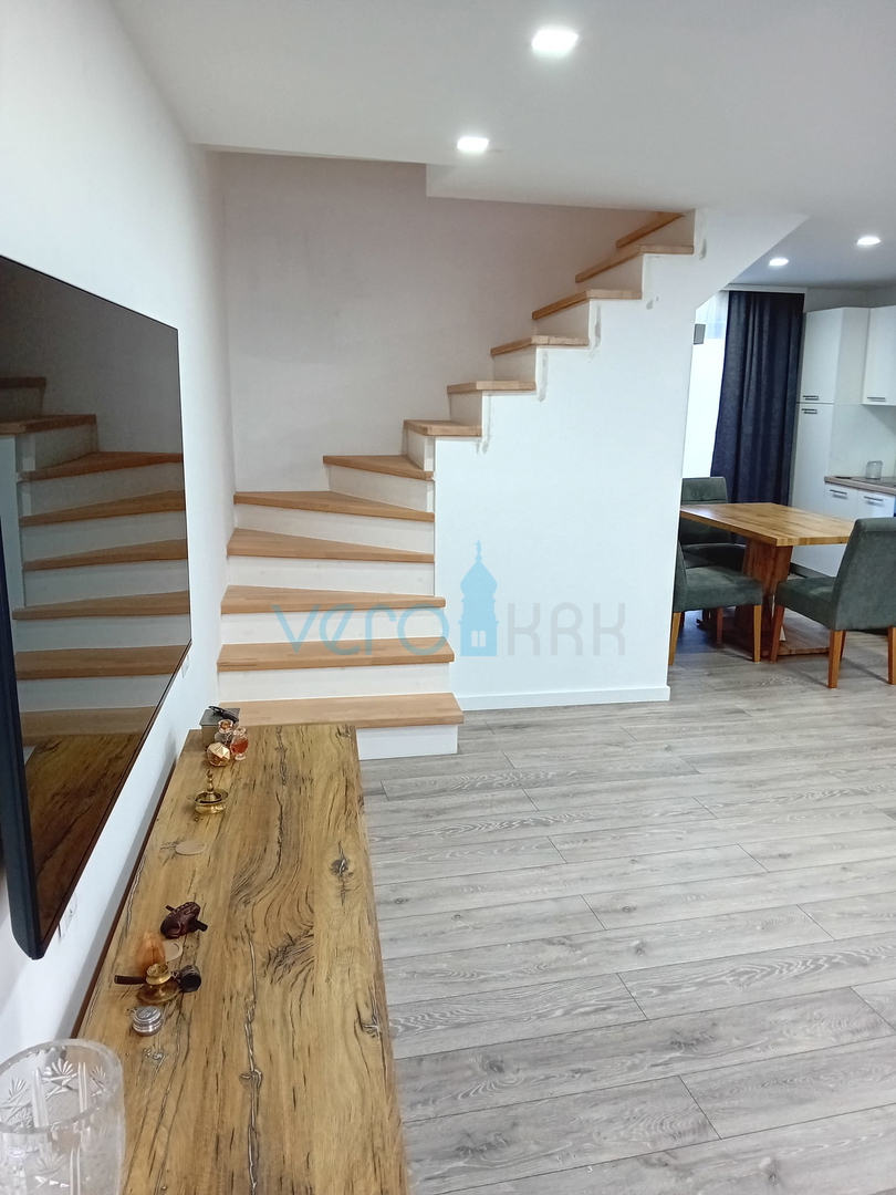 Omisalj, isola di Krk, centro storico, casa in pietra a schiera con giardino, vendita